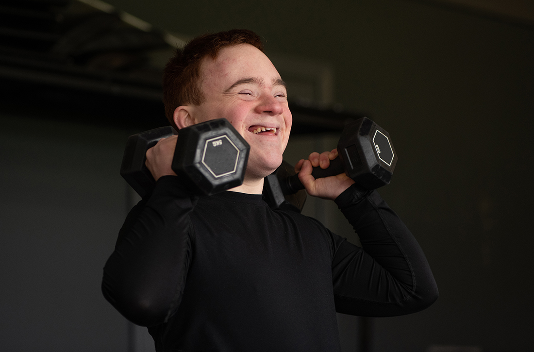 Patient with disabilities lifting weights