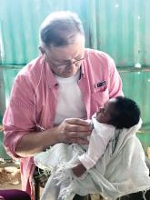 Dr. Ron Smith onderzoekt een baby in Haïti